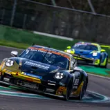Mit Titelverteidiger Larry ten Voorde tritt der Porsche Sixt Carrera Cup Deutschland sechsmal bei der DTM an (Foto: Porsche)