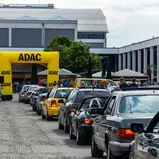 Junge Klassiker hautnah: Interessierte können am Samstag die Fahrzeuge der zweiten ADAC Youngtimer Tour Bodensee beim Start und Ziel erleben.
