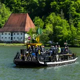 Auf der ADAC Oldtimer-Wanderung für Mofas, Roller & Motorräder ab 20 Jahren geht es für die Teilnehmer rund um eines der wohl schönsten Naturwunder Oberösterreichs: die Donauschlinge.