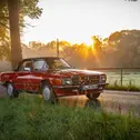 „Next Generation Driver – U30“: Herzstück des Nachwuchsprojekts ist der feuerrote „JR“, ein Mercedes-Benz 560 SL (R107), der unter den Mitgliedern bis 30 Jahre für jeweils drei Monate verlost wird. © Mercedes-Benz R/C 107 SL-Club Deutschland e.V.