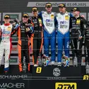 Das Podium: Jonas Karklys, Emil Gjerdrum, Leyton Fourie, Tim Zimmermann, Finn Zulauf, Simon Connor Primm sowie Juliano und Sandro Holzem (v.l.)
