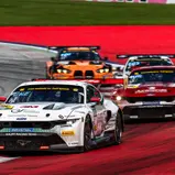 Die Tabellenführer Salman Owega und Finn Wiebelhaus im weißen Ford Mustang GT3