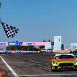 Zielflagge für den Mercedes-AMG GT4 von Schnitzelalm Racing