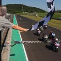 Unglaubliches Foto-Finish im ersten Lauf