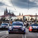 Prächtige Kulisse für die weltbesten Rallyepiloten: Im Herzen von Prag gaben sich WRC1-Piloten von Toyota, Hyundai und Ford die Ehre und fuhren im Konvoi entlang der schönsten Sehenswürdigkeiten der Goldenen Stadt