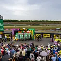 Viele Fans verfolgten die Siegerehrung am DTM-Podium im Fahrerlager