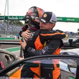 Freude nach dem Sieg am Lausitzring: Leyton Fourie und Tim Zimmermann