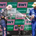 Beste Stimmung auf dem DTM-Podium bei Luca Engstler und Maro Engel (l-r)