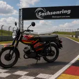 Das „Simson S90 Sachsenring Motorrad Grand Prix Moped" im exklusiven Grand-Prix-Design.
