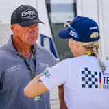 Trainer Collin Dugmore im Gespräch mit Katharina Wüstenhagen, Projektmanagerin Nachwuchs- und Talentförderung / ADAC Stiftung Sport