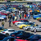 Während der ADAC Hockenheim Historic 2026 verwandelt das Markenclubareal die Osttribüne in ein Freilichtmuseum aus Chrom und Blech.