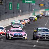 Der Mercedes-AMG GT4 von BWT Mücke Motorsport (li.) neben dem BMW von Schrey/Piana