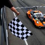 Der Neuseeländer Jaxon Evans überquerte mit seinem Porsche 911 GT3 R als Erster die Ziellinie