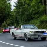 „American Way of Life“ auf der ADAC Europa Classic 2026: Das Ford Mustang GT 289 Convertible von Bernd Schneider und Nicole Oehm-Schneider.