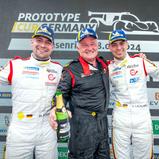 Markus Pommer (links), Karl Jennings (Mitte, Teammanager Gebhardt Motorsport) und Valentino Catalano (rechts) feiern den Titelgewinn