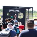 Bei der Quarterback Challenge im Patriots-Container können Fans am Sachsenring ihre Wurfkünste testen.