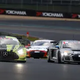 Im GTC Race fahren GT3-Fahrzeuge (links) und GT4-Boliden (rechts) in einem Rennen (Foto: GTC Race)