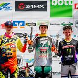 Die Gesamt-Top-Drei im ADC MX Junior Cup 125 nach spannenden Rennen (v. l.): Janis Martins Reisulis, Marc-Antoine Rossi und Ivano Van Erp
