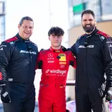 Tom Kalender (Mitte), Sebastian Vollmer und Markus Kuhn  / „Motorsport meets American Football Day“ auf dem Dekra Lausitzring