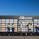 Florian Janits (M. li.) und Reinhard Kofler (M. re.) auf dem Podium in Hockenheim