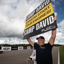 Axel Schulz hielt das von Serienpartner Camp David präsentierte "Start your Engines"-Schild
