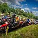 Das ADAC MX Masters-Feld jagt den Tabellenführer Max Nagl (12), der bislang in dieser Saison alle Veranstaltungen gewinnen konnte