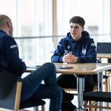 Lars Ramaer im Auswertungsgespräch mit Sportpsychologen (Foto Gruppe C Photography)
