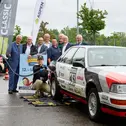 Die Referenten des Vortrags zu alternativen Kraftstoffen beim Tanken von E-Fuels. (Foto: Anja Koehler) Die Referenten des Vortrags zu alternativen Kraftstoffen beim Tanken von E-Fuels. (Foto: Anja Koehler)