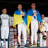 Die Ukrainer Konstantin Gutsul (3. v.l.) und Ivan Peklin (4. v.l.) feiern ihren Sieg im GT60 powered by Pirelli zusammen mit den zweitplatzierten Jannes Fittje (1. v.l.) und Friedel Bleifuss (2. v.l.) sowie Jay Mo Härtling (2. v.r.) und Julian Hanses (1. 