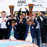 Patric Niederhauser und Kelvin van der Linde feiern ihren Titel in exklusiven Sakkos von herrenausstatter.de
