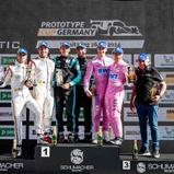 Siegerehrung nach Rennen drei: (v.l.n.r.) Valentino Catalano und Markus Pommer (Zweite), Torsten Kratz und Danny Soufi (Sieger), Julien Apothéloz und Riccardo Leone Cirelli (Dritte) sowie Franz Konrad (Teamchef Siegerteam Konrad Motorsport)