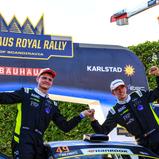Den Jubel vom Siegerpodest kennen Tom Heindrichs und Jonas Schmitz noch gut aus dem ADAC Opel Electric Rally Cup 2025