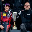 Julian Konrad (links) sowie Vater und Teamchef Marcel Konrad (rechts) freuen sich über den Meistertitel für Julian (Foto: ADAC Tourenwagen Junior Cup)