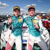 Salman Owega (links) und Finn Wiebelhaus (rechts) führen in der Gesamtwertung des ADAC GT Masters
