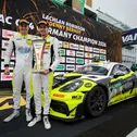 Champions der ADAC GT4 Germany 2026: Denny Berndt (li.) und Lachlan Robinson
