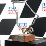 Die Trophäe repräsentiert den neuen und den alten Sachsenring
