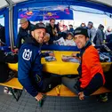 Die Koch-Brüder Tim (l.) und Tom freuen sich auf die neue Saison und die vielen Fans an den Strecken