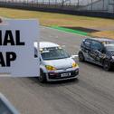 Enges Duell zwischen Matti Klasen und Lennard Zerbe im ADAC Tourenwagen Junior Cup (Foto: ADAC Tourenwagen Junior Cup)