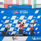 Drei Rookies auf dem Podium im ersten Rennen