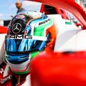 Auf seinem Helm prangert das Mercedes-Symbol, als Verbindung zum Formel-1-Rennstall von Mercedes-AMG