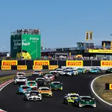 Volles Feld mit 31 Sportwagen bei der ADAC GT4 Germany auf dem Nürburgring