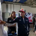 Stefan Bradl erklärt Förderfahrerin Anina Urlaß die Strecke von Oschersleben (c) Markus Toppmöller