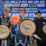 Tageswertung beim ADAC MX Youngster Cup v.l.n.r.: Maximilian Ernecker ( KTM / Österreich / SixtySeven Racing Husqvarna ), Lyonel Reichl ( Schweiz / Husqvarna / Bauerschmidt Husqvarna ) und Quentin Prugnieres ( Frankreich / KTM / WZ‐RACING KTM ) beim ADAC 