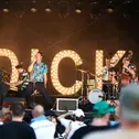 Am Samstagabend heizt Sasha als Dick Brave den Besuchern mit Rock ’n’ Roll ein