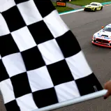 Zielflagge beim Doppelsieg für Mercedes-AMG auf dem Sachsenring