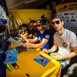 Die Autogrammstunde am ADAC Truck zieht viele Fans an