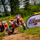 Geschult wird mit richtigen Motocross-Kindermotorrädern von KTM mit Elektro- und Verbrennermotor