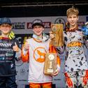 Harte Duelle auf der Strecke, aber strahlende Gesichter auf dem Podium (v.l.) Lucas Leok, Ryan Oppliger, Ricardo Bauer