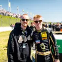 Fußball-Profi Maximilian Arnold besuchte DTM-Pilot Luca Engstler (l-r)