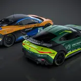 Heckansicht des Aston Martin Vantage GT4 und des McLaren 570S GT4 - Urheber: Berzerk Design